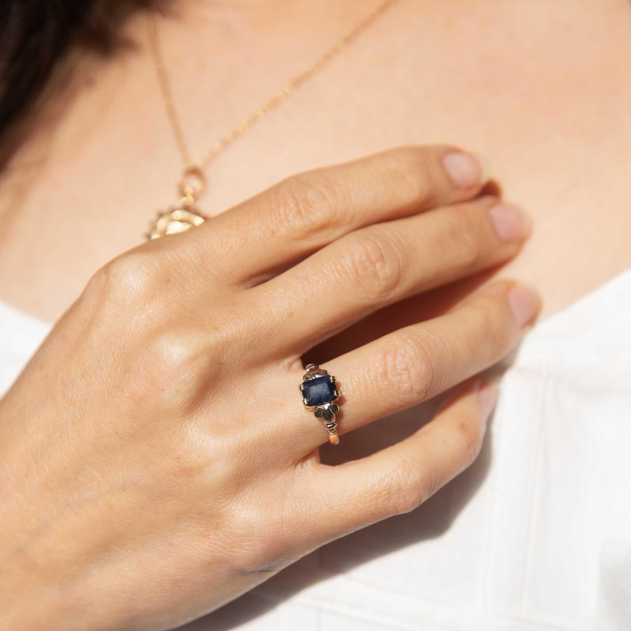 De las mujeres Vintage Circa 1960s 1.37ct Sapphire Solitaire Ring 9 Carat Gold