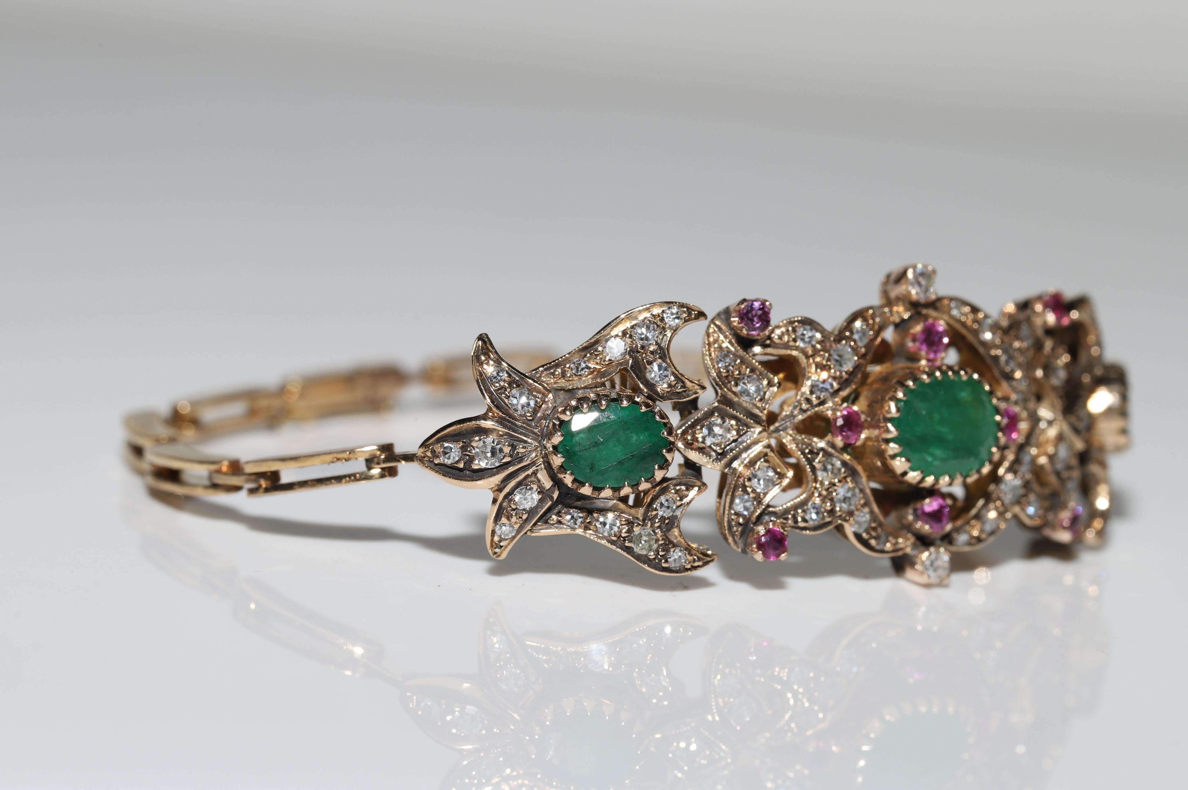 Bracelet vintage des années 1960 en or 14 carats avec diamants naturels, émeraudes et rubis en vente 4