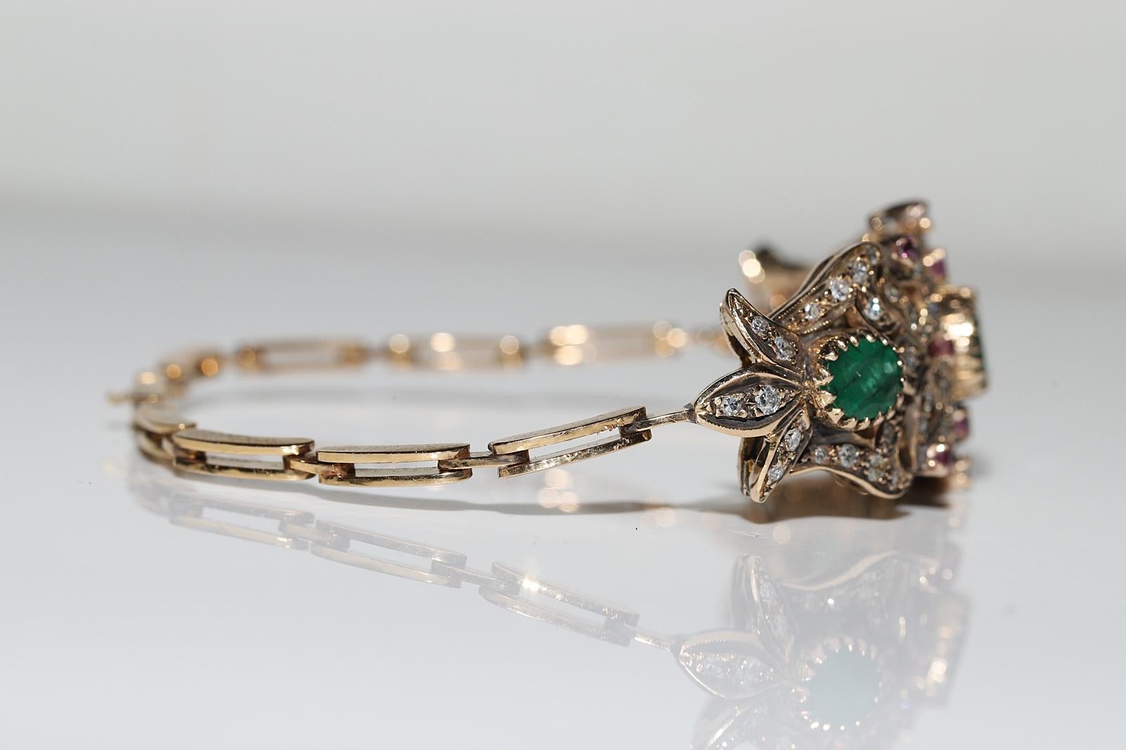 Bracelet vintage des années 1960 en or 14 carats avec diamants naturels, émeraudes et rubis en vente 5