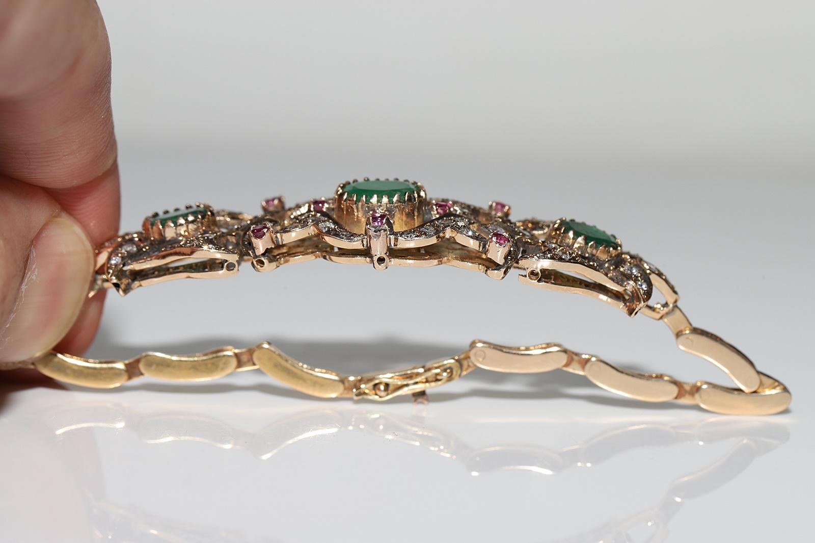 Bracelet vintage des années 1960 en or 14 carats avec diamants naturels, émeraudes et rubis en vente 11