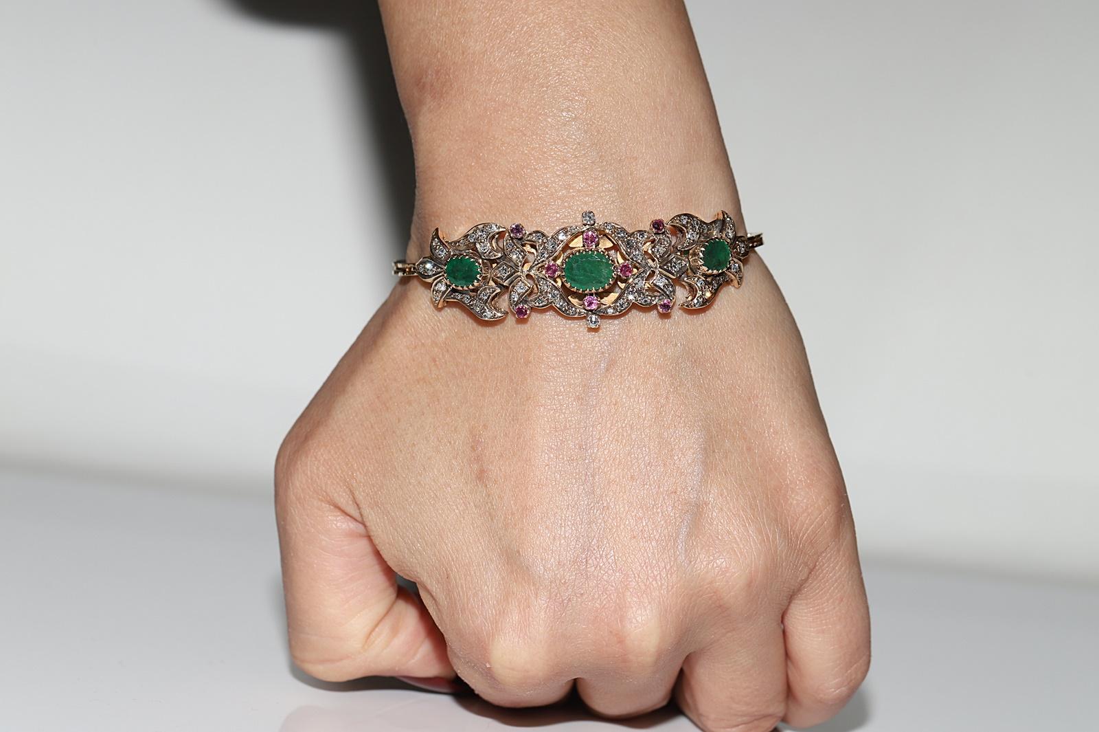 Rétro Bracelet vintage des années 1960 en or 14 carats avec diamants naturels, émeraudes et rubis en vente