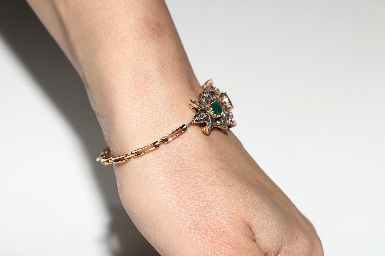 Taille simple Bracelet vintage des années 1960 en or 14 carats avec diamants naturels, émeraudes et rubis en vente
