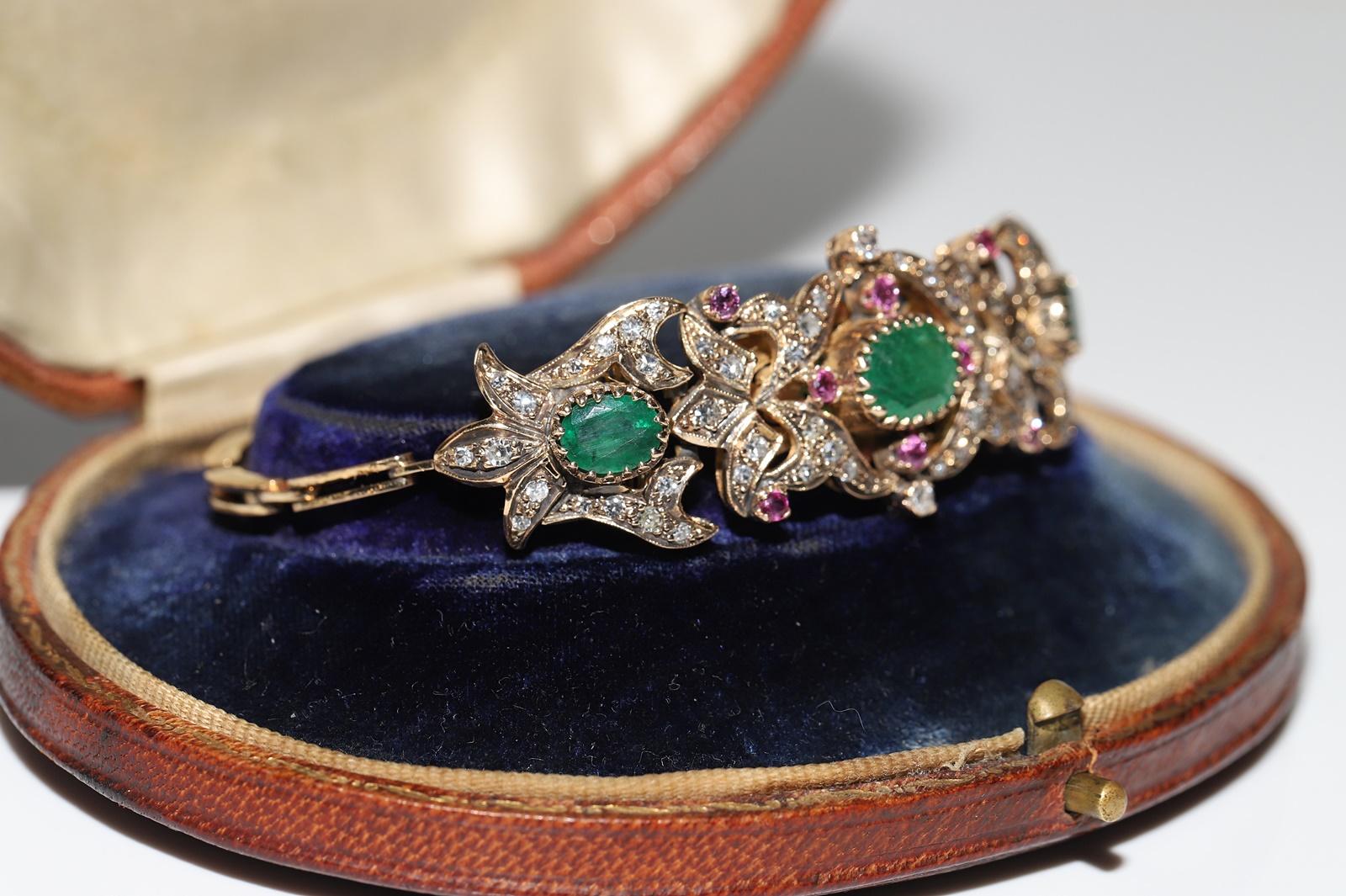 Bracelet vintage des années 1960 en or 14 carats avec diamants naturels, émeraudes et rubis en vente 1