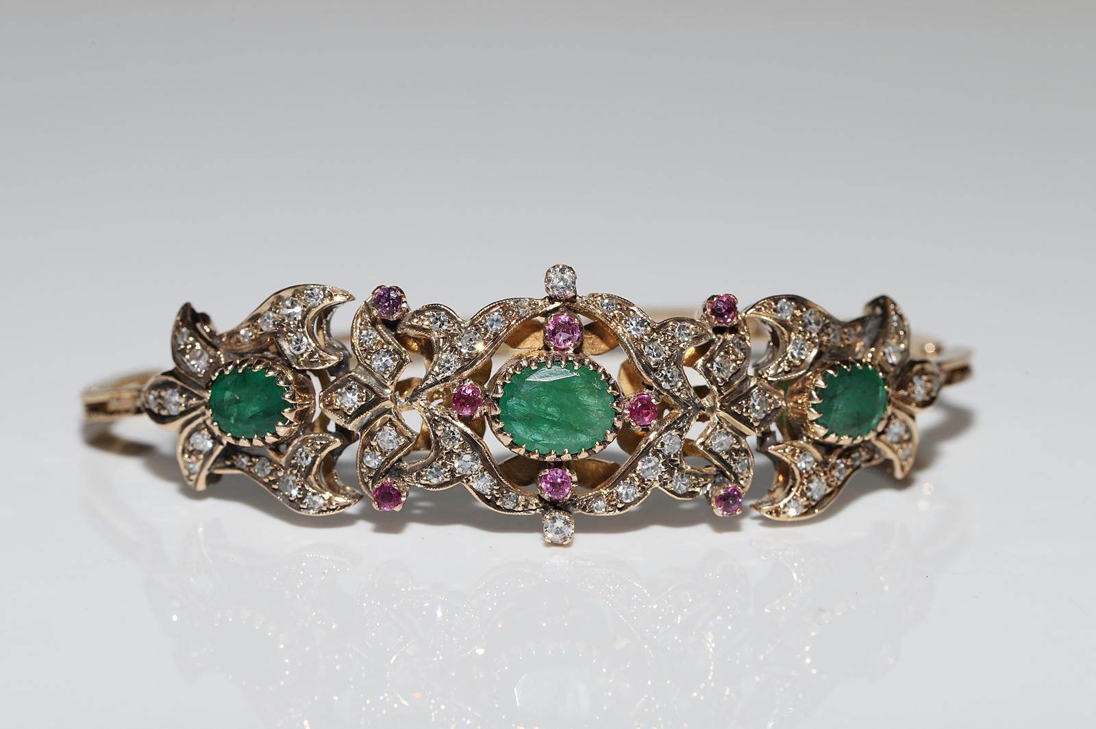 Bracelet vintage des années 1960 en or 14 carats avec diamants naturels, émeraudes et rubis en vente 2