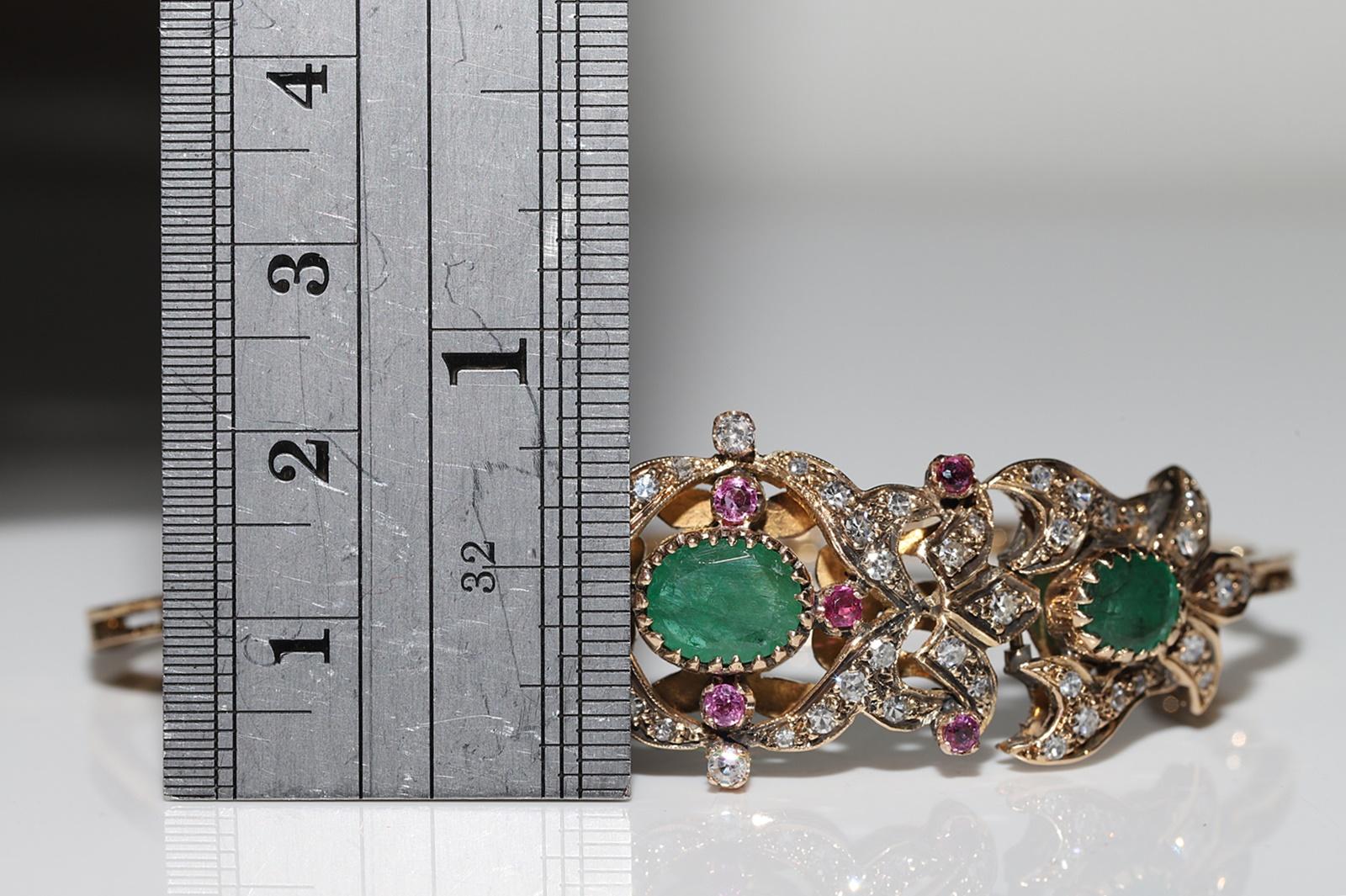 Bracelet vintage des années 1960 en or 14 carats avec diamants naturels, émeraudes et rubis en vente 3