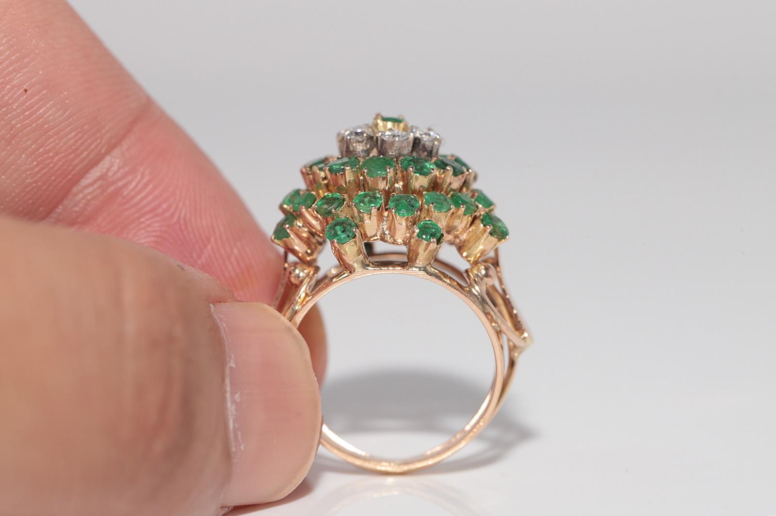 Anello decorato con diamanti naturali e smeraldi in oro 14k, CIRCA 1960 in vendita 4