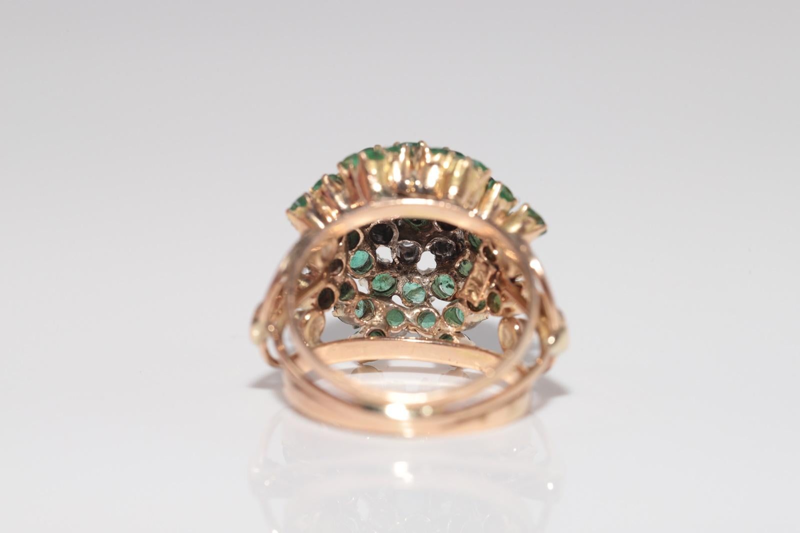 Anello decorato con diamanti naturali e smeraldi in oro 14k, CIRCA 1960 in vendita 5