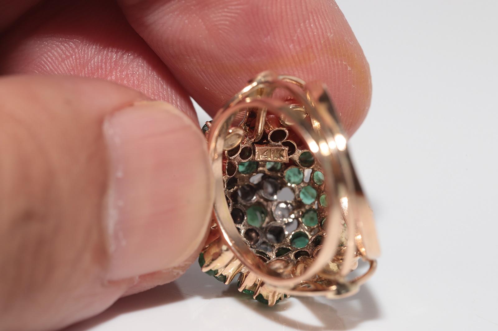 Anello decorato con diamanti naturali e smeraldi in oro 14k, CIRCA 1960 in vendita 7