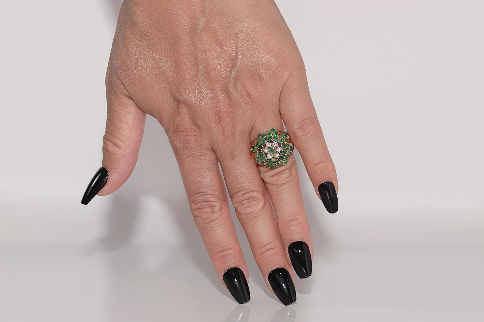Anello decorato con diamanti naturali e smeraldi in oro 14k, CIRCA 1960 in vendita 8