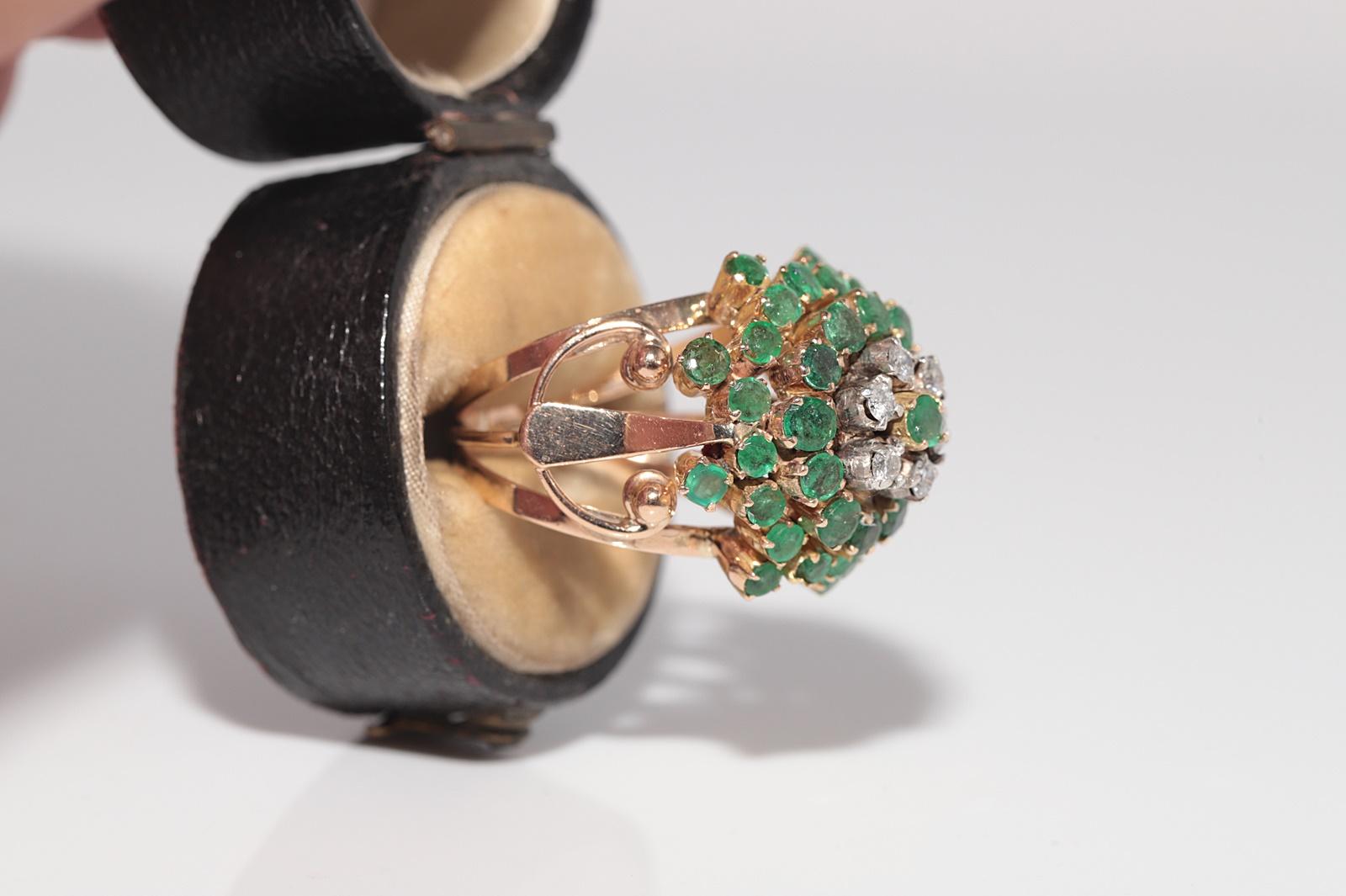 Artigiano Anello decorato con diamanti naturali e smeraldi in oro 14k, CIRCA 1960 in vendita