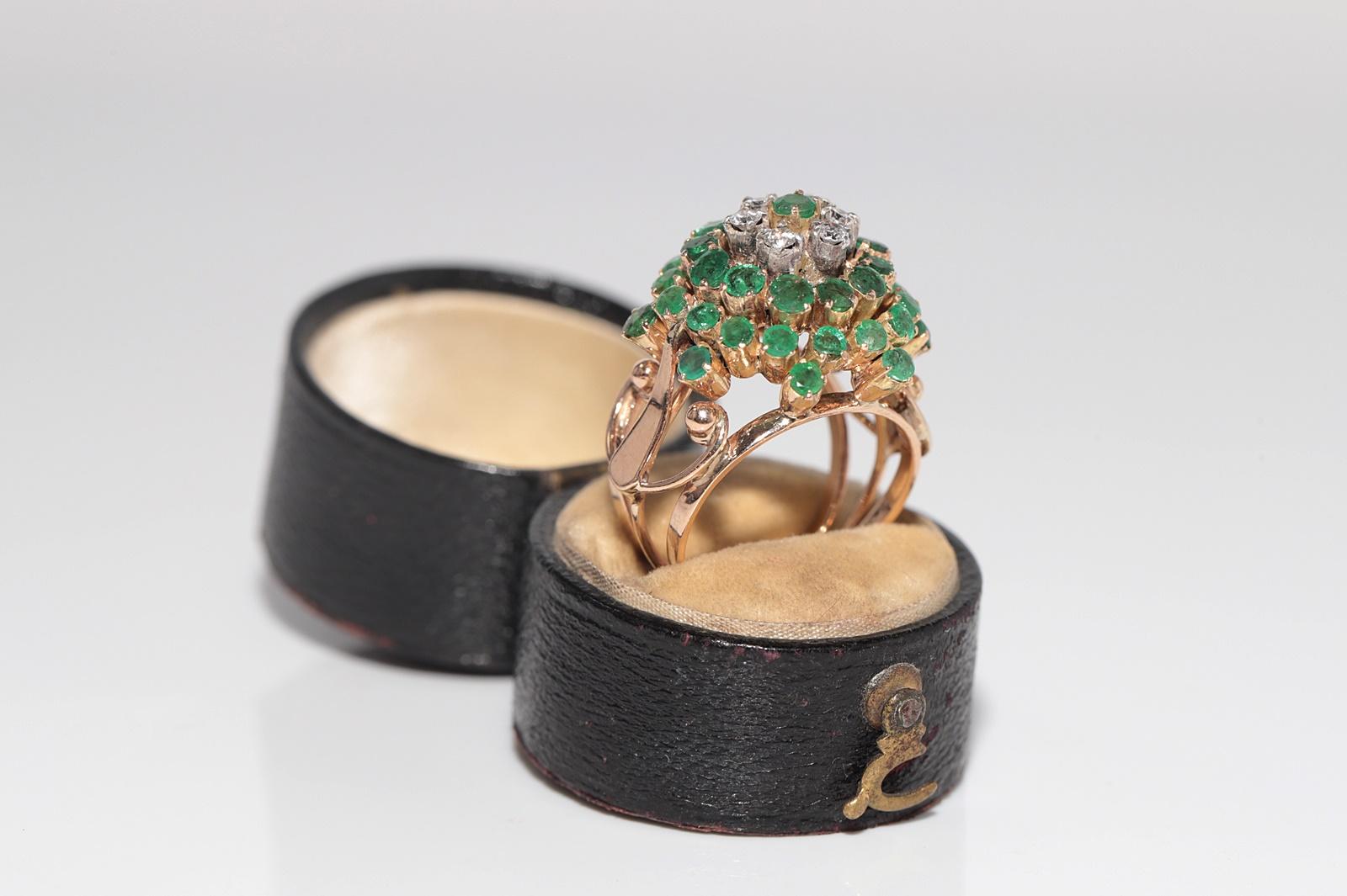 Taglio brillante Anello decorato con diamanti naturali e smeraldi in oro 14k, CIRCA 1960 in vendita