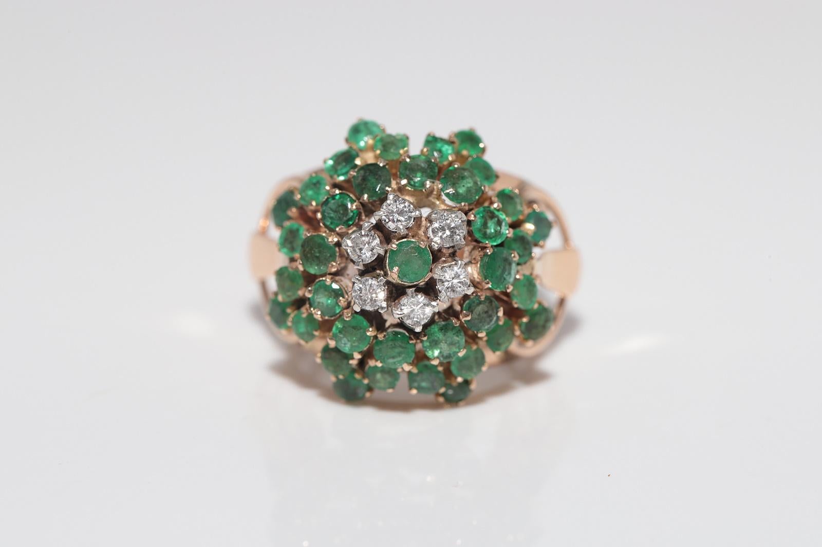 Anello decorato con diamanti naturali e smeraldi in oro 14k, CIRCA 1960 In condizioni buone in vendita a Fatih/İstanbul, 34