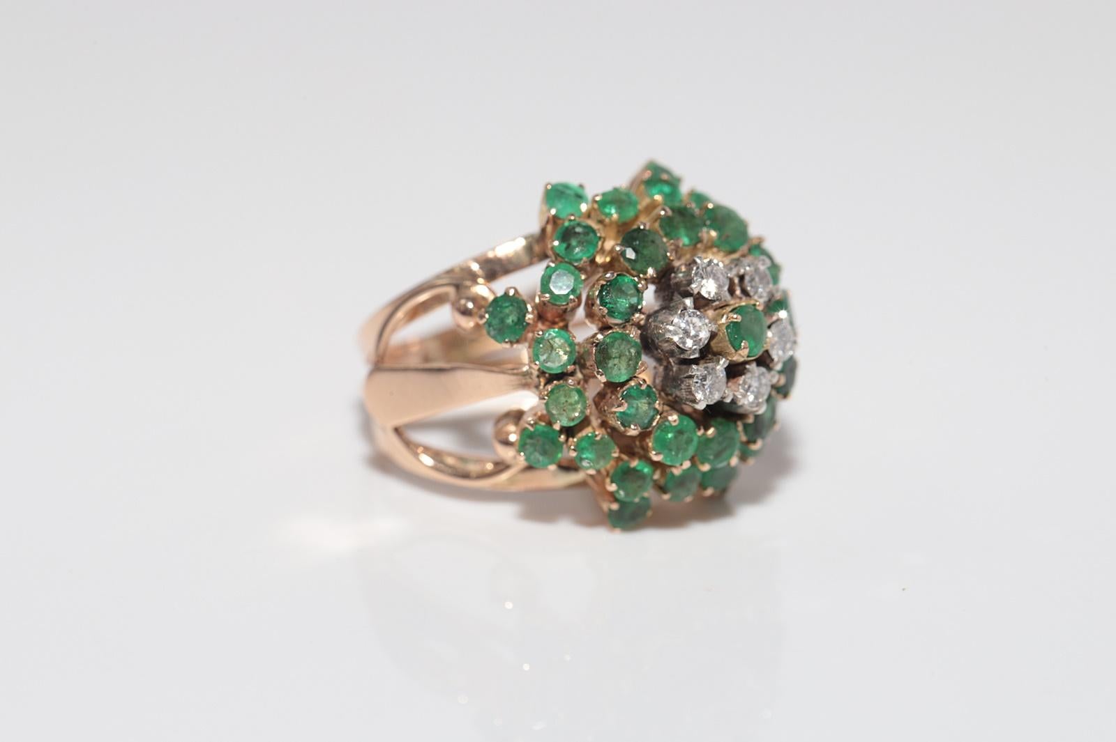 Donna Anello decorato con diamanti naturali e smeraldi in oro 14k, CIRCA 1960 in vendita