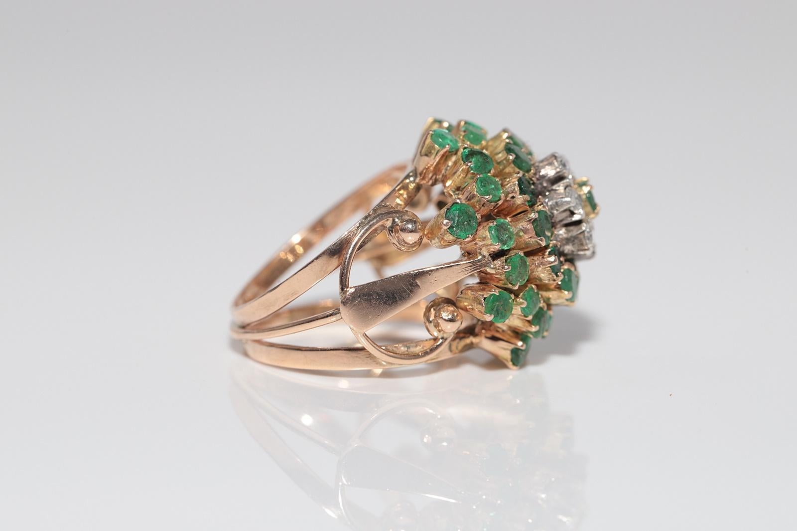 Anello decorato con diamanti naturali e smeraldi in oro 14k, CIRCA 1960 in vendita 1