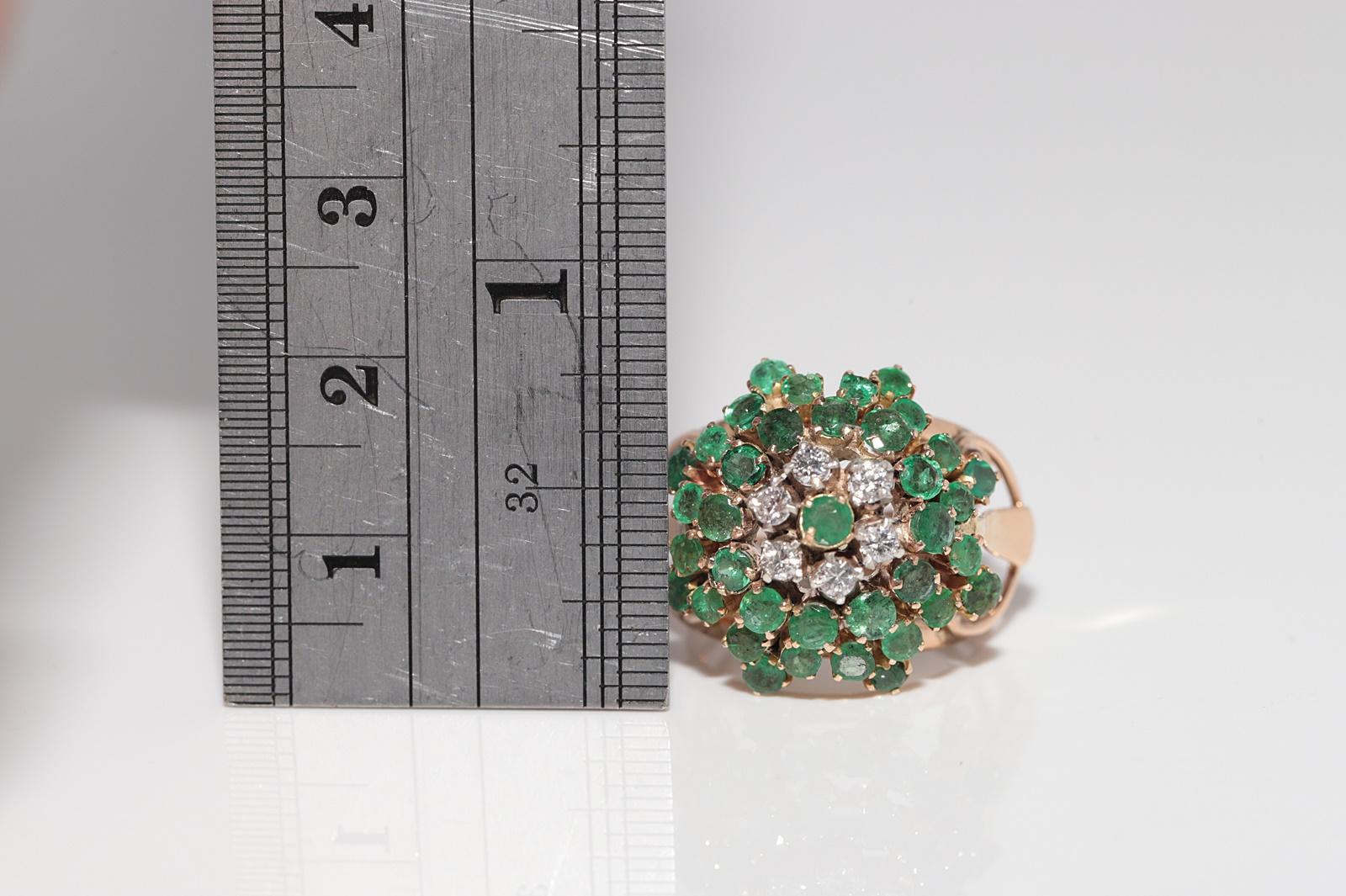 Anello decorato con diamanti naturali e smeraldi in oro 14k, CIRCA 1960 in vendita 2