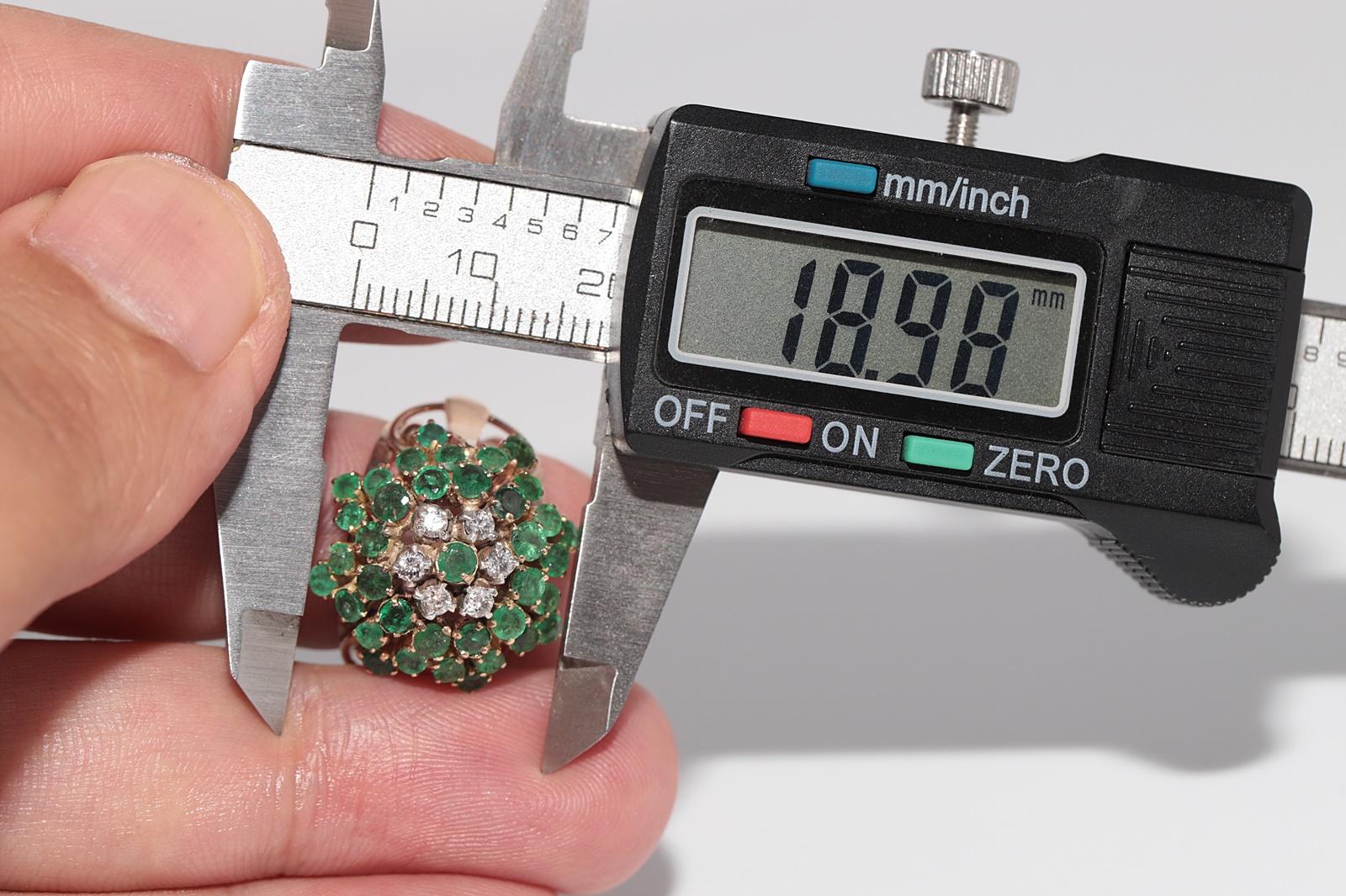 Anello decorato con diamanti naturali e smeraldi in oro 14k, CIRCA 1960 in vendita 3