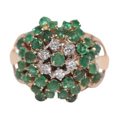 Vintage Circa 1960s 14k Gold Natural Diamond and Emerald Decorated Ring (Bague décorée de diamants naturels et d
émeraudes)