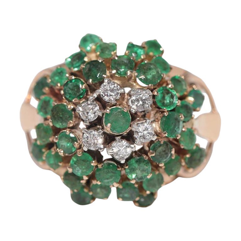 Vintage Circa 1960s 14k Gold Natural Diamond and Emerald Decorated Ring (Bague décorée de diamants naturels et d'émeraudes)