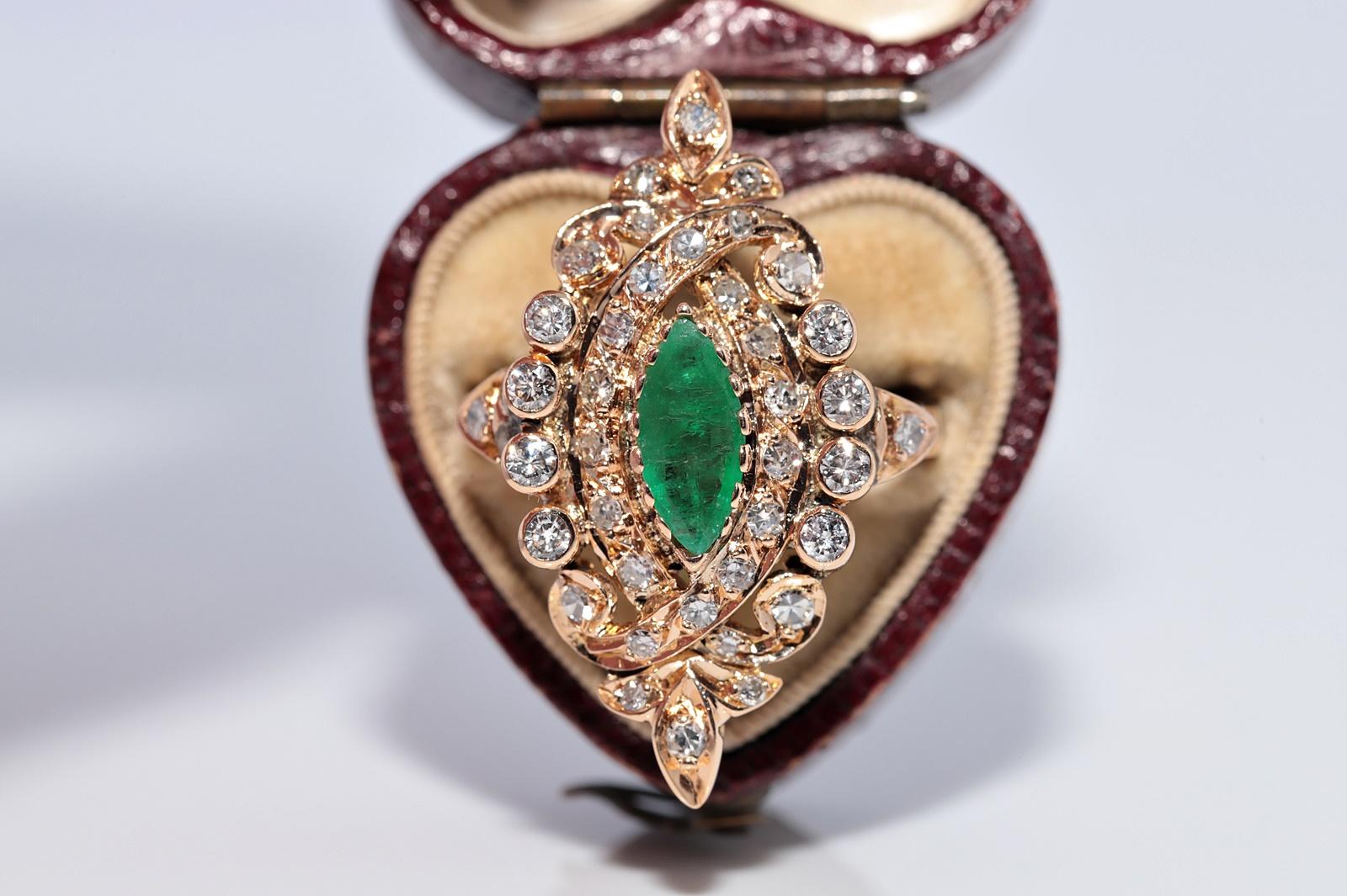 In sehr gutem Zustand.
Das Gesamtgewicht beträgt 6.2 Gramm.
Insgesamt ist Diamant 0,85 ct.
Der Diamant hat die Farbe G-H und die Reinheit vs1-s1.
Insgesamt ist Smaragd 0,60 ct.
Ringgröße ist US 7
Wir können jede Größe herstellen.
Die Schachtel ist