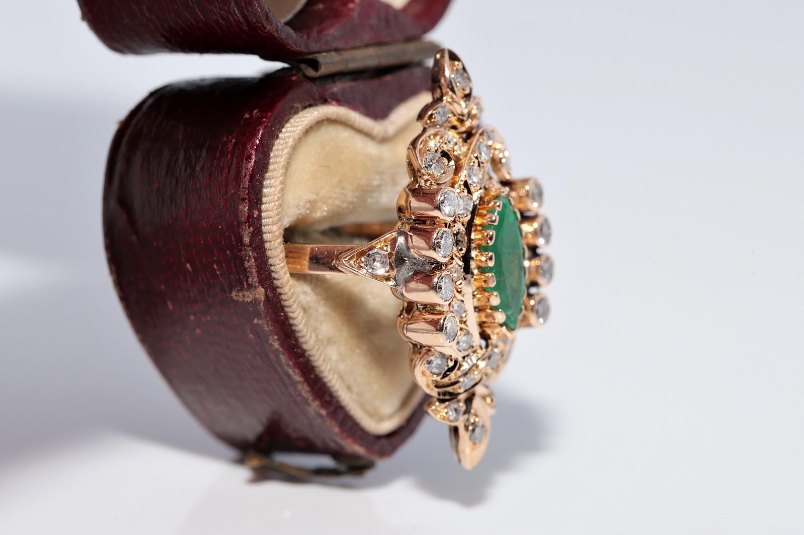 Vintage Circa 1960er Jahre 14k Gold Navette Ring mit natürlichem Diamant und Smaragd (Kunsthandwerker*in) im Angebot