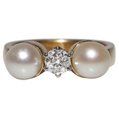 Vintage Circa 1960s 14k Gold Natural Diamond and Pearl Three Stone Ring (Bague à trois pierres en or naturel, diamant et perle)