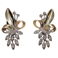 Orecchino in oro naturale decorato con diamanti, stile fiori, CIRCA 1960