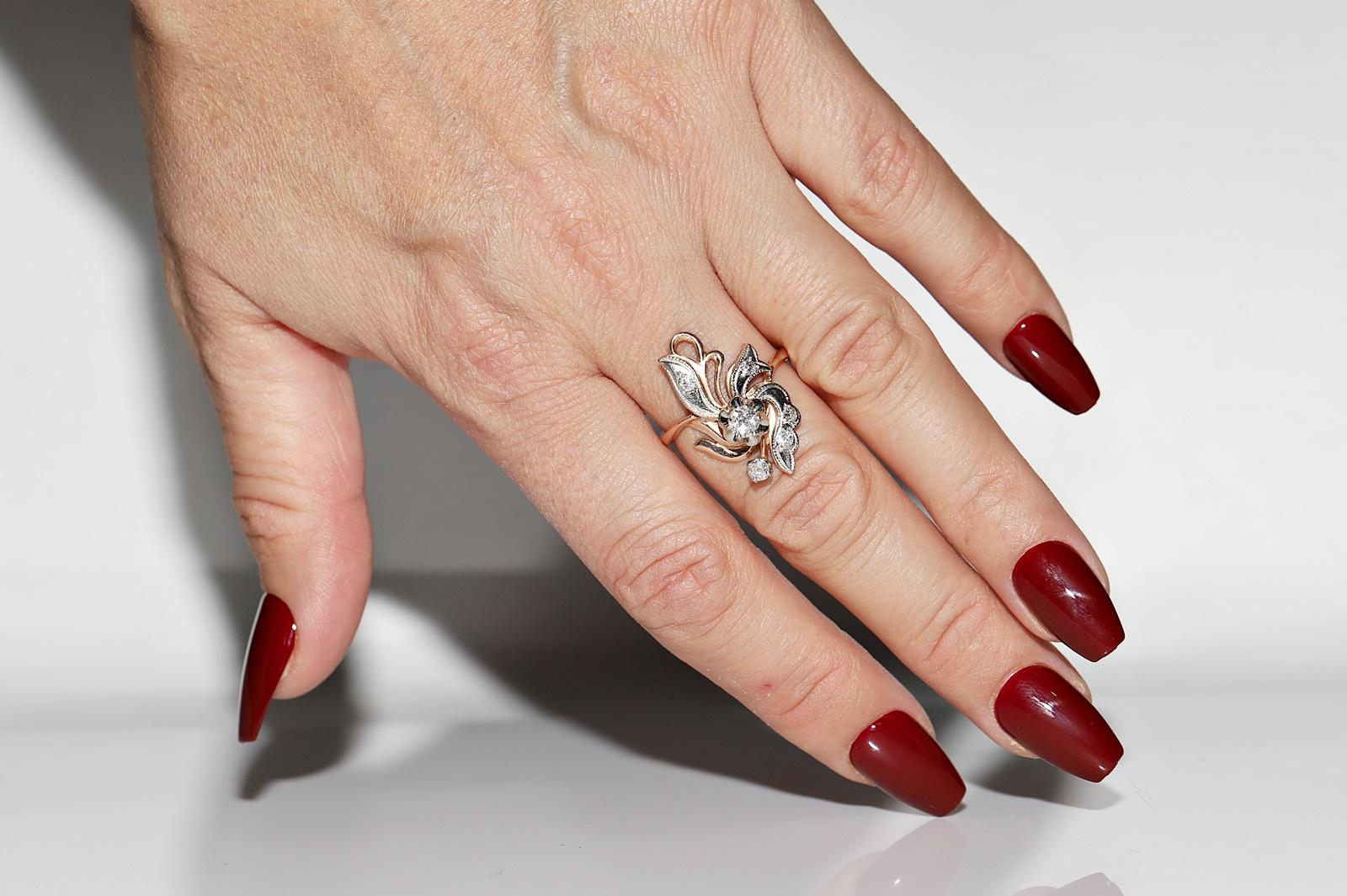 In sehr gutem Zustand.
Das Gesamtgewicht beträgt 4,9 g. Insgesamt ist der Diamant 0,58 ct.
Der Diamant hat die Farbe G-H und die Reinheit vs-s1-s2.
Ringgröße ist US 8  (Wir bieten eine kostenlose Größenänderung an)
Wir können jede Größe