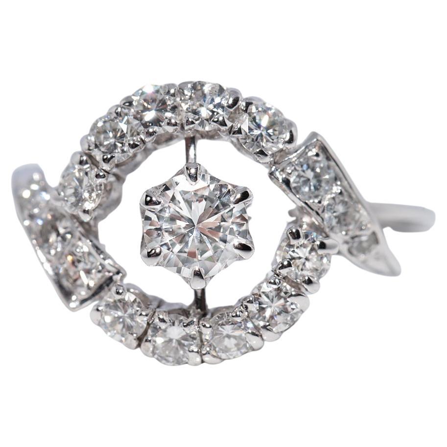 Vintage Circa 1960s 14k Gold Natural Diamond Decorated Round Style Ring (Bague de style rond décorée de diamants naturels)