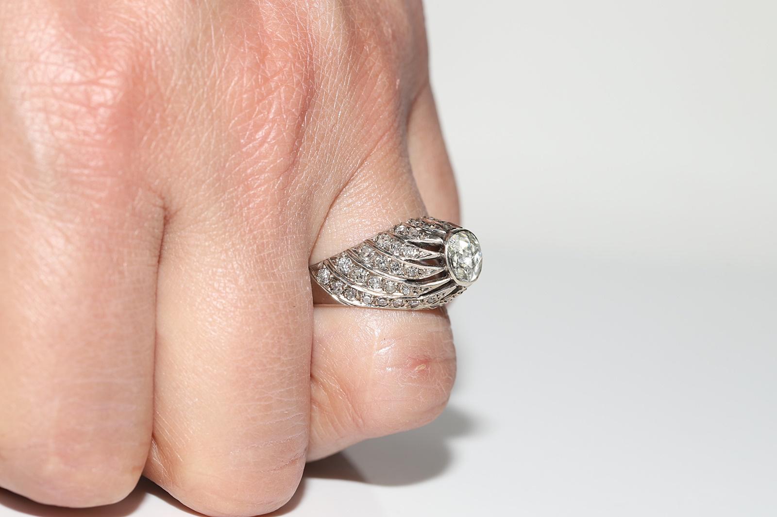 Vintage Circa 1960er Jahre 14k Gold Natürlicher Diamant Dekorierter Solitär Ring im Angebot 9