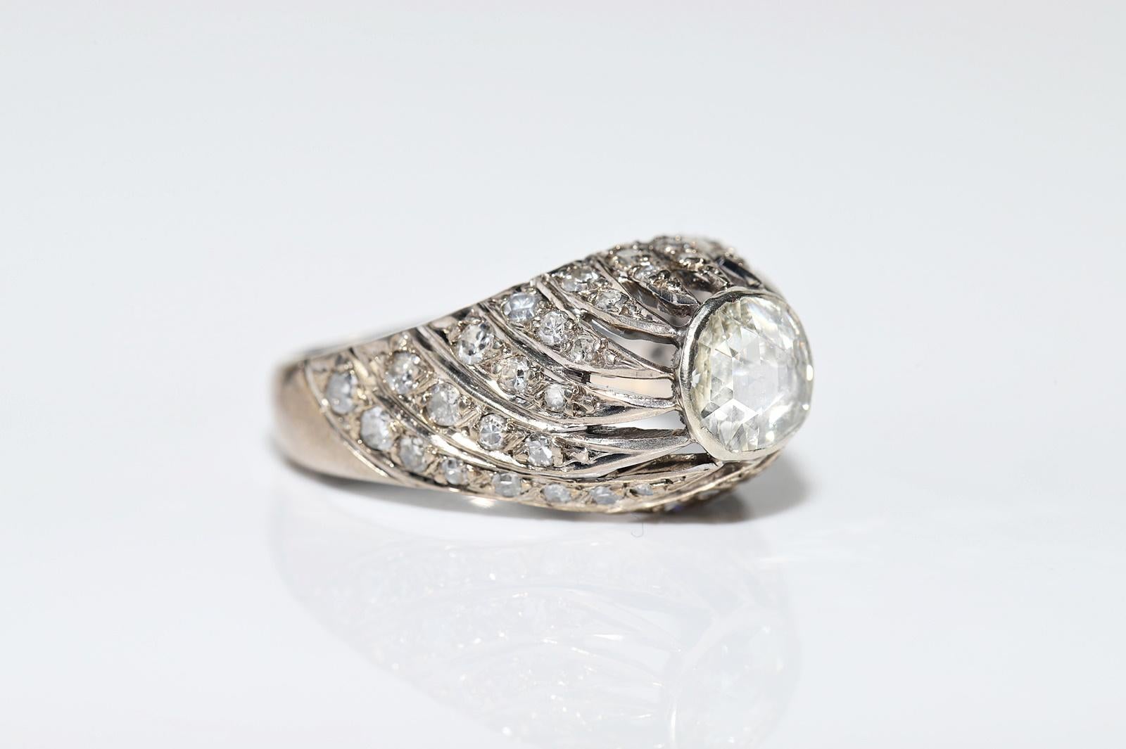 Vintage Circa 1960er Jahre 14k Gold Natürlicher Diamant Dekorierter Solitär Ring (Retro) im Angebot