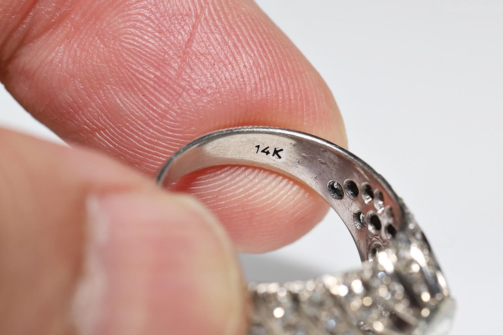 Vintage Circa 1960er Jahre 14k Gold Natürlicher Diamant Dekorierter Solitär Ring im Angebot 3