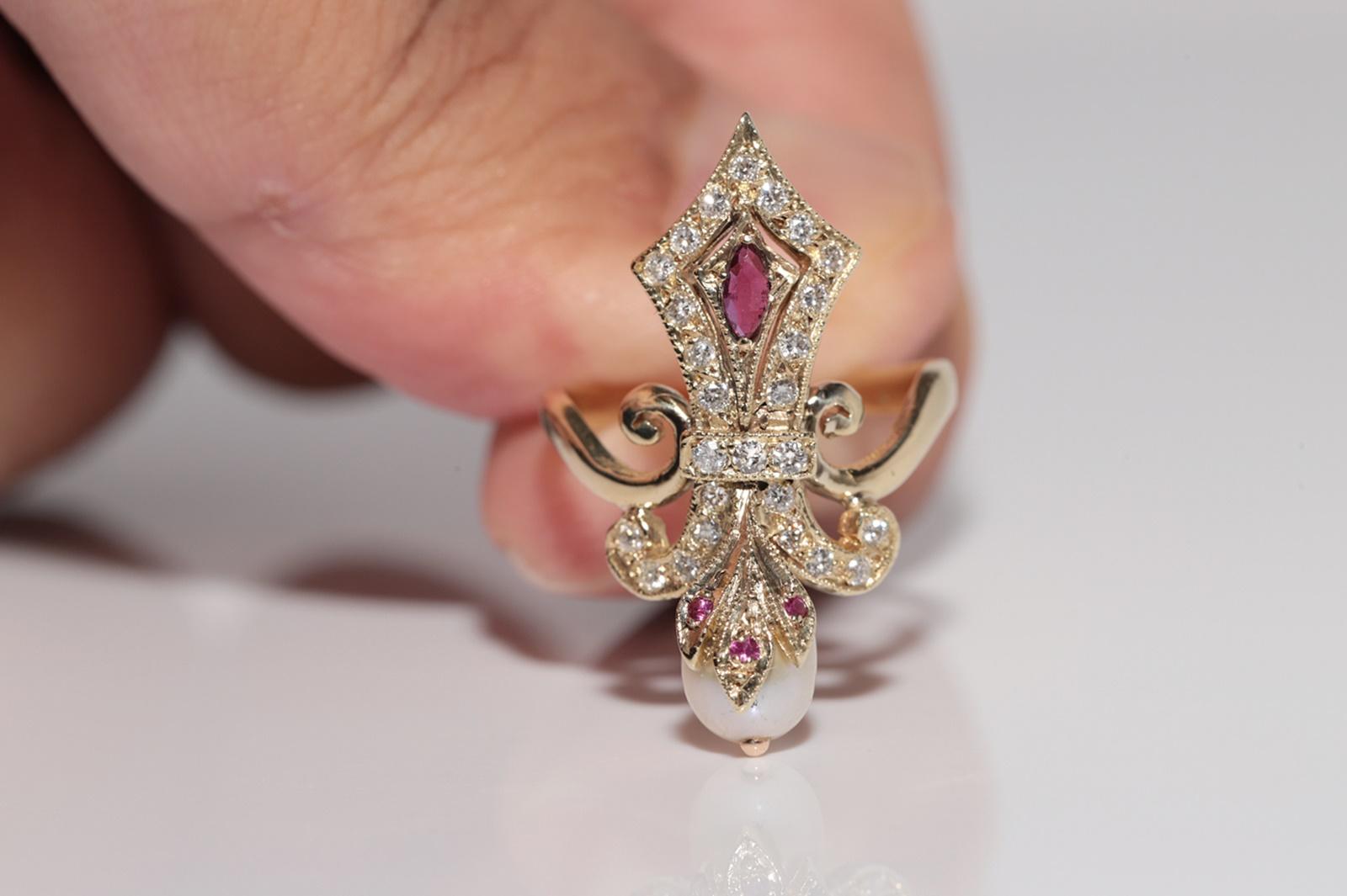 In ottime condizioni.
Il peso totale è di 4,6 grammi.
Totalmente è un diamante da 0,40 ct.
Il diamante ha colore G-H e purezza vs1-s1.
Totalmente è un rubino da 0,10 ct.
La misura dell'anello è US 5.25 
Possiamo realizzare qualsiasi dimensione.
La
