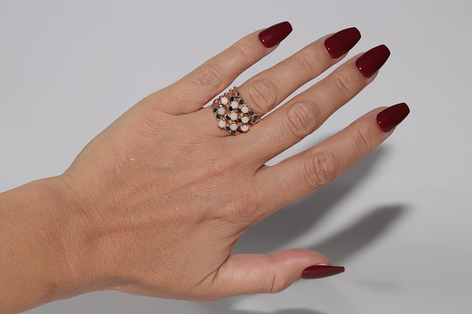 Vintage Circa 1960er Jahre 14k Gold Natürlicher Saphir und Opal Dekorierter Ring im Angebot 7