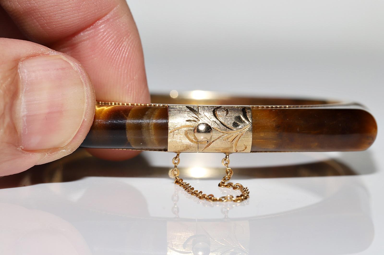 Vintage Circa 1960s 14k Gold Natural Tiger Eyes Decorated Bangle Bracelet In Good Condition For Sale In Fatih/İstanbul, 34