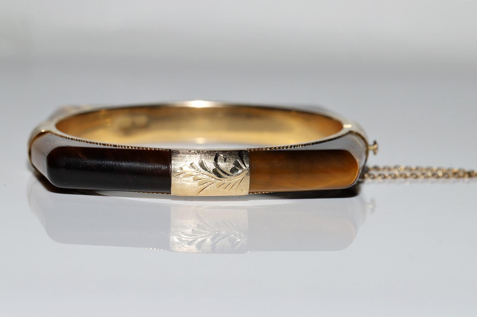 Vintage Circa 1960s 14k Gold Natural Tiger Eyes Decorated Bangle Bracelet For Sale 3