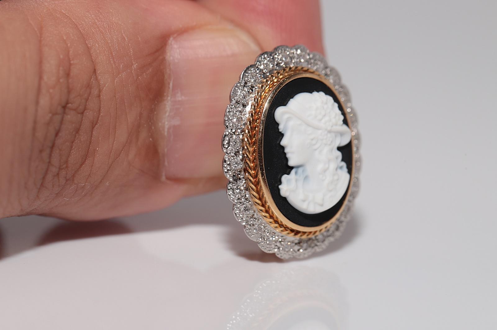Vintage Circa 1960s 18k Gold And Platinum Diamond Porcelain Cameo Earring In Good Condition For Sale In Fatih/İstanbul, 34