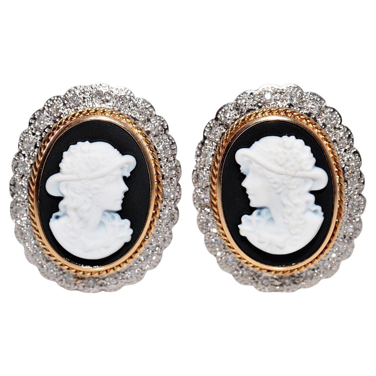Orecchino a cammeo in oro 18k e platino con diamante e porcellana, vintage, anni 
60 circa.