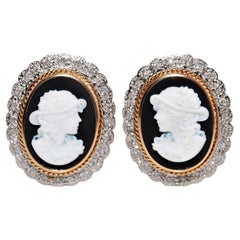 Orecchino a cammeo in oro 18k e platino con diamante e porcellana, vintage, anni 
60 circa.
