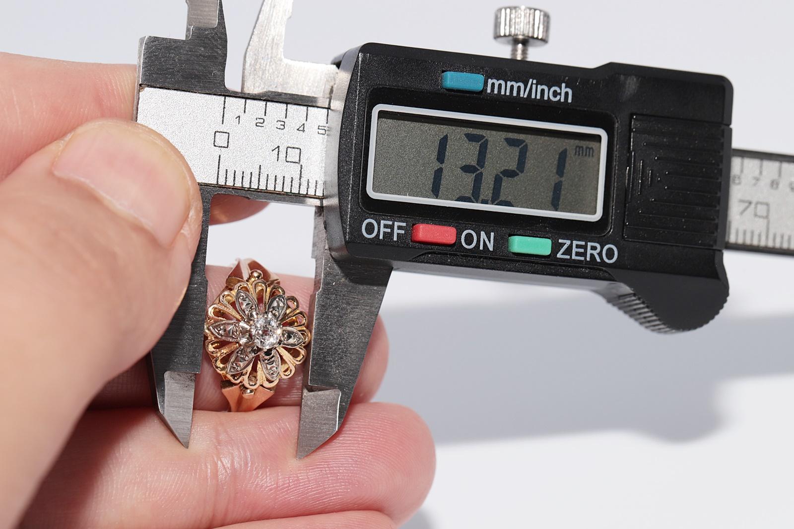 Vintage CIRCA 1960er Jahre 18k Gold Handcrafted Natural Diamond Solitaire Ring im Angebot 10