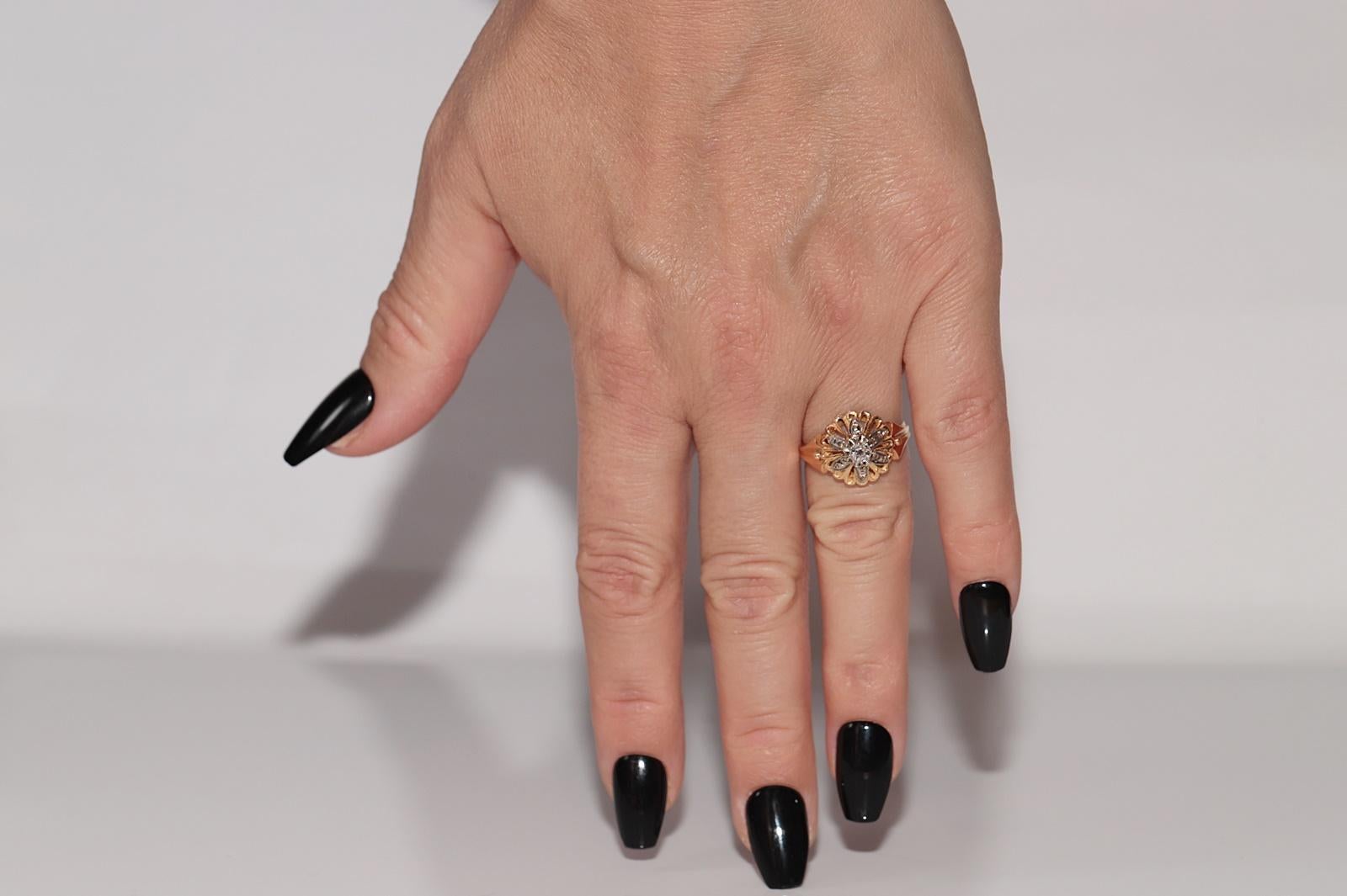 In sehr gutem Zustand.
Das Gesamtgewicht beträgt 3.3 Gramm.
Insgesamt ist Diamant 0,15 ct.
Der Diamant hat die Farbe H und die Reinheit s1.
Ringgröße ist US 6.75 
Wir können jede Größe herstellen.
Die Schachtel ist nicht enthalten.
Bitte