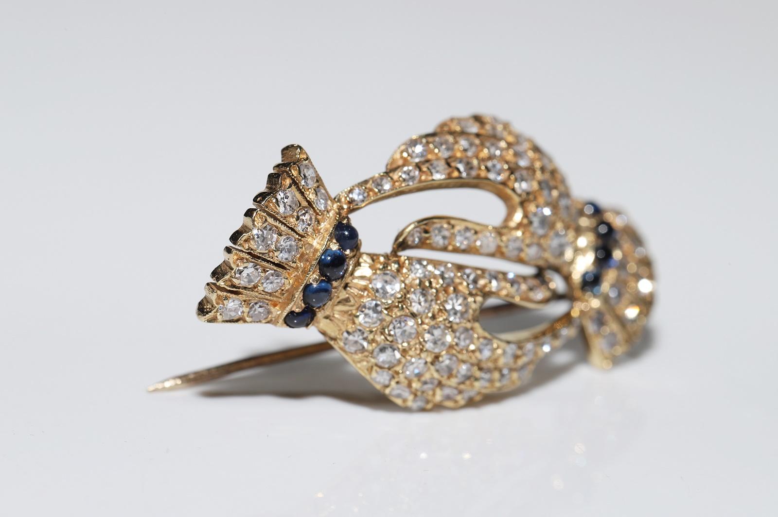 Vintage Circa 1960s 18k Gold Natural Diamond And Cabochon Sapphire Hand Brooch  For Sale 4