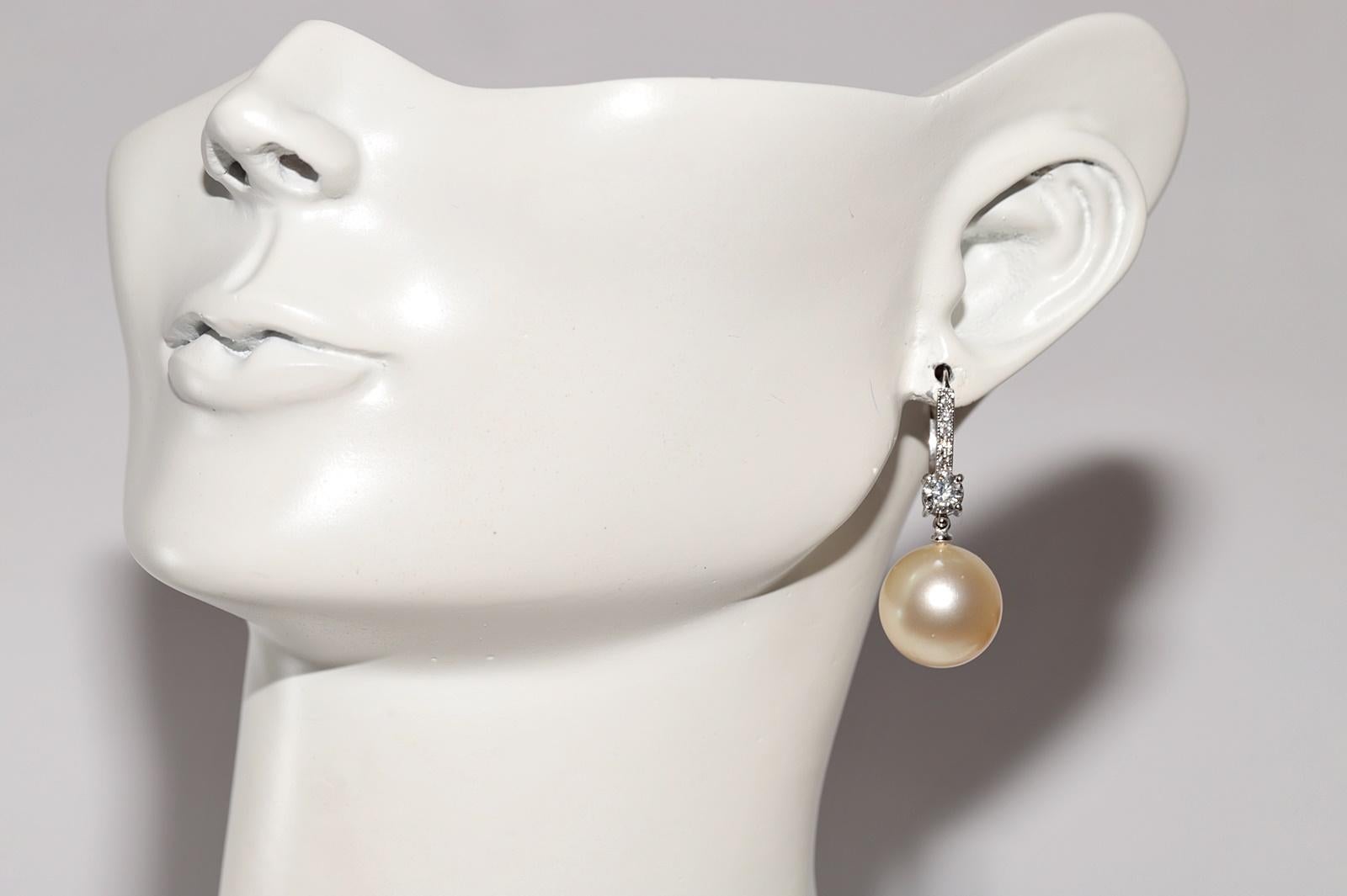 Vintage Circa 1960s 18k Gold Natural Diamond And Natural Ocean Pearl Earring For Sale 2