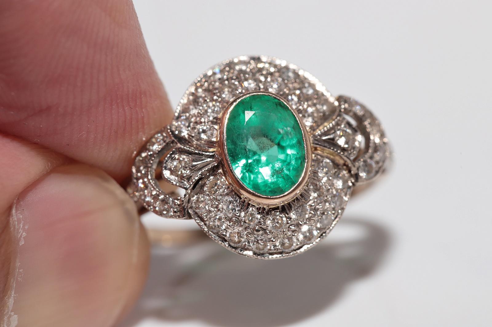 Vintage Circa 1960s 18k Gold Natural Diamond And Oval Cut Emerald Ring For Sale 6