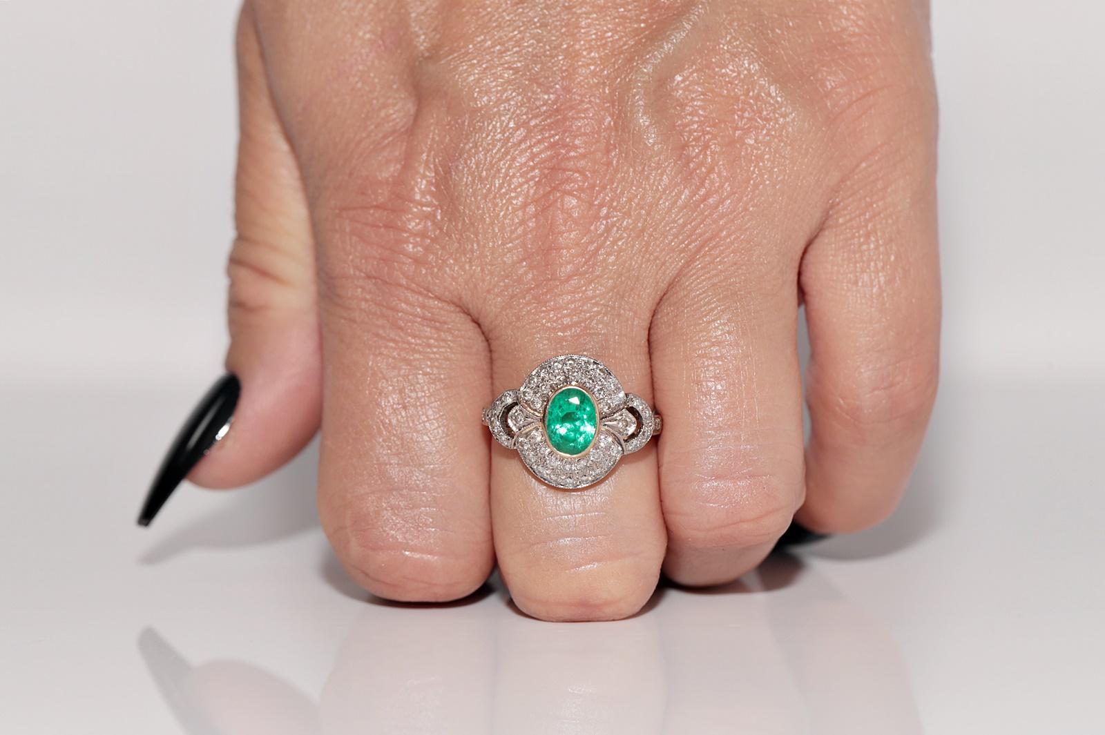 Vintage Circa 1960s 18k Gold Natural Diamond And Oval Cut Emerald Ring For Sale 8