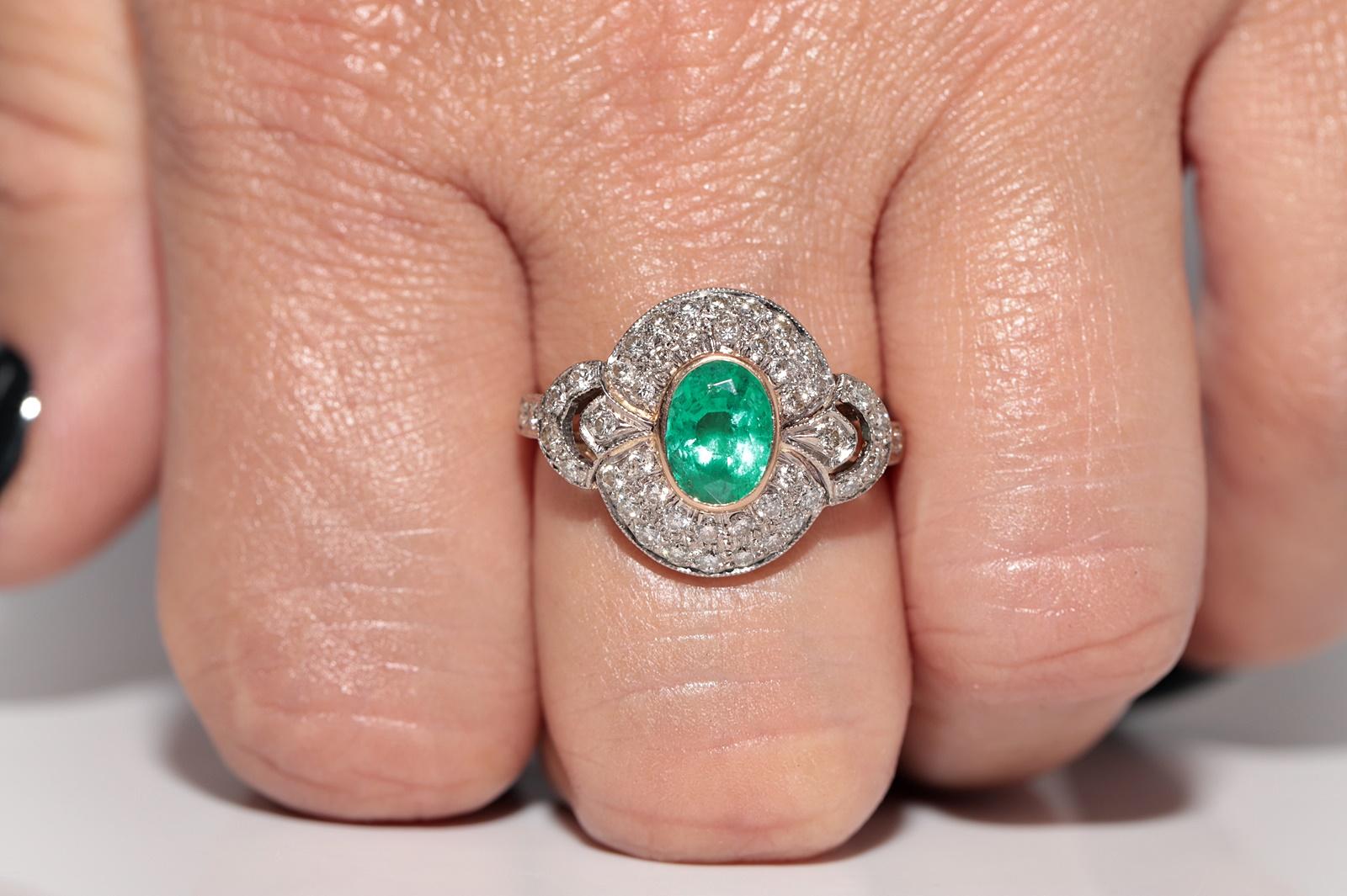 Vintage Circa 1960s 18k Gold Natural Diamond And Oval Cut Emerald Ring For Sale 9