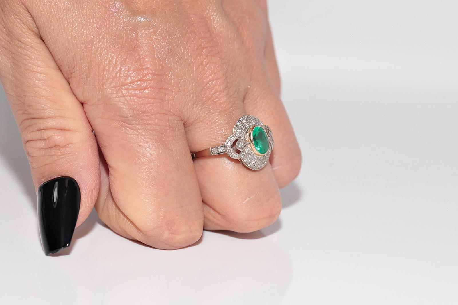 Vintage Circa 1960s 18k Gold Natural Diamond And Oval Cut Emerald Ring For Sale 10
