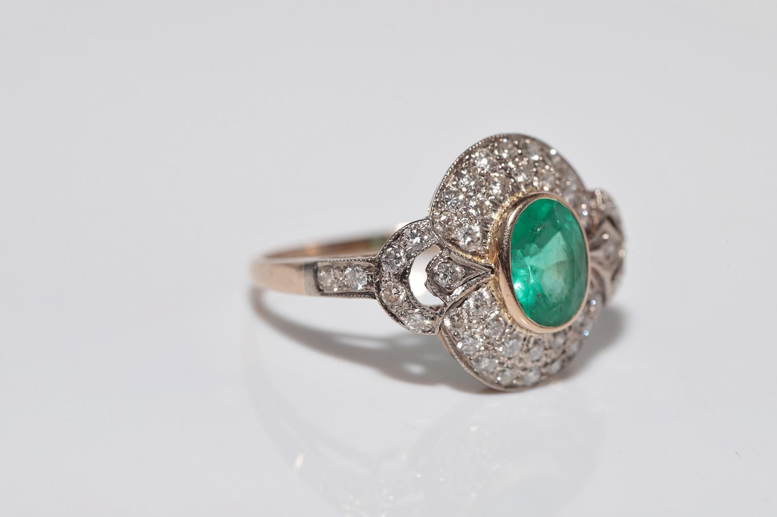 Vintage Circa 1960s 18k Gold Natural Diamond And Oval Cut Emerald Ring For Sale 2