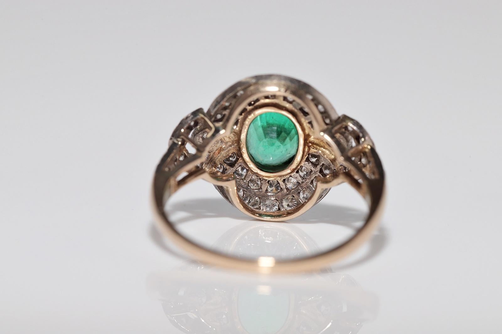 Vintage Circa 1960s 18k Gold Natural Diamond And Oval Cut Emerald Ring For Sale 3