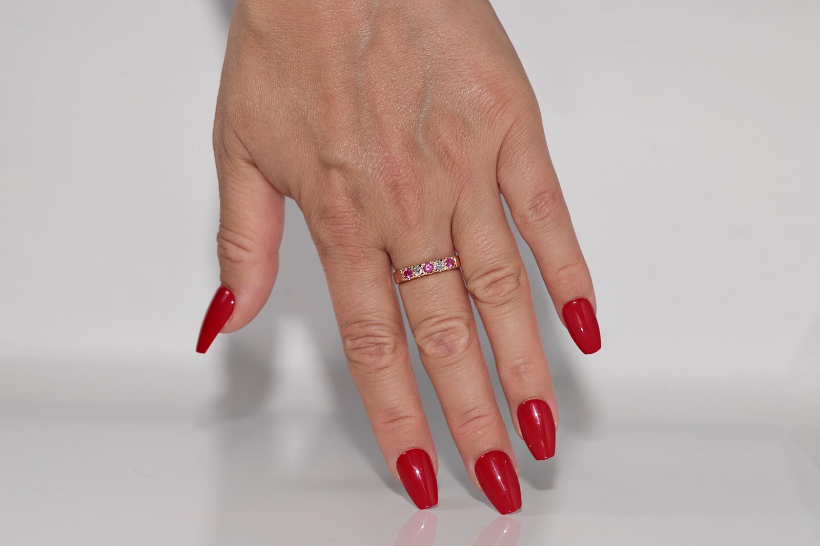 Anello a fascia in oro 18k con diamanti naturali e rubini, CIRCA 1960 in vendita 5