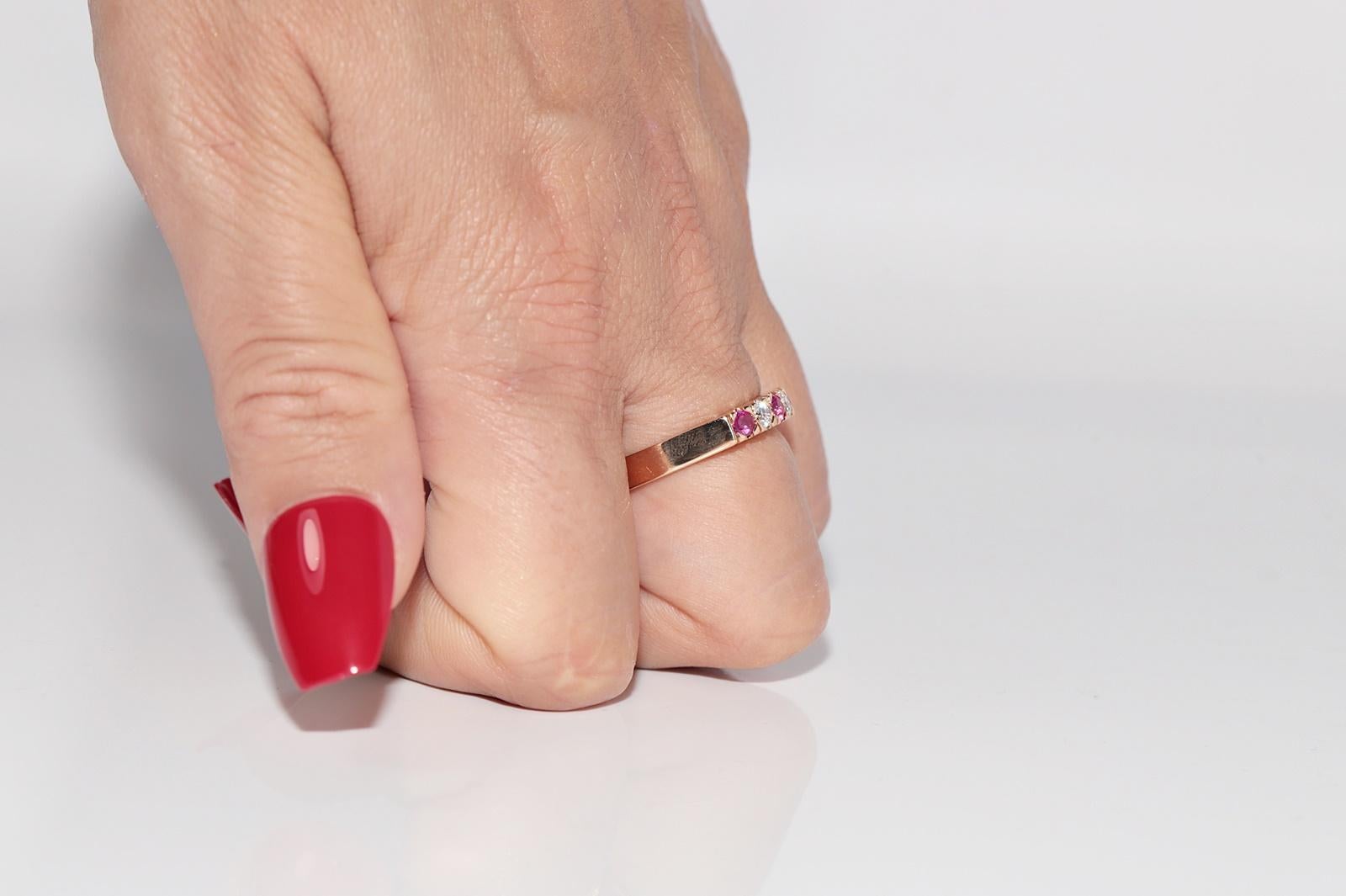 Anello a fascia in oro 18k con diamanti naturali e rubini, CIRCA 1960 in vendita 8